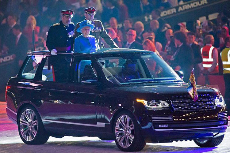 Cùng mô-men xoắn cực đại 700 Nm, chiếc xe thương hiệu Anh quốc này có thể tăng tốc từ 0-100 km/h trong 6,9 giây trước khi đạt vận tốc tối đa 218 km/h.