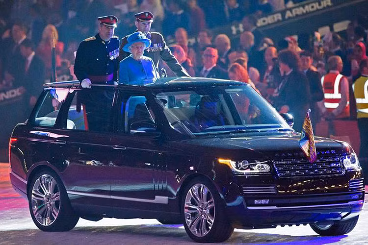 Cùng mô-men xoắn cực đại 700 Nm, chiếc xe thương hiệu Anh quốc này có thể tăng tốc từ 0-100 km/h trong 6,9 giây trước khi đạt vận tốc tối đa 218 km/h.