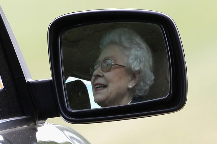 Tuy nhiên phía sau của chiếc Range Rover này vẫn được giữ lại một chiếc ghế gấp dành cho những lúc Nữ hoàng ngồi xuống nghỉ ngơi.