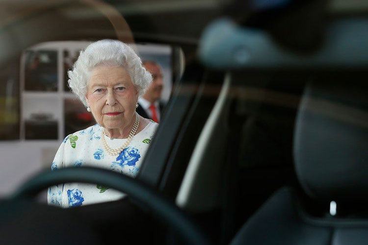 Cụ thể, hệ động lực của chiếc xe đặc biệt này được dựa trên phiên bản Range Rover Hybrid LWB, với động cơ diesel 3.0l kết hợp với một mô-tơ điện để tạo ra công suất tối đa 335 mã lực.