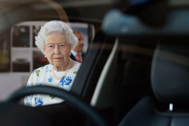 Cụ thể, hệ động lực của chiếc xe đặc biệt này được dựa trên phiên bản Range Rover Hybrid LWB, với động cơ diesel 3.0l kết hợp với một mô-tơ điện để tạo ra công suất tối đa 335 mã lực.