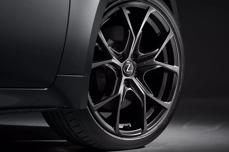 Không chỉ thay đổi về ngoại thất, F Sport Mode Black IV còn mang đến nội thất sang trọng và hiện đại. Cabin của mẫu xe này được chăm chút tỉ mỉ khi ốp gỗ cao cấp trên tấm ốp cửa và vô lăng.