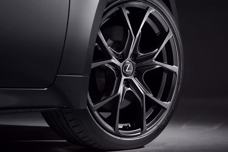 Không chỉ thay đổi về ngoại thất, F Sport Mode Black IV còn mang đến nội thất sang trọng và hiện đại. Cabin của mẫu xe này được chăm chút tỉ mỉ khi ốp gỗ cao cấp trên tấm ốp cửa và vô lăng.