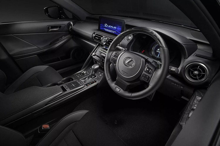 Vô lăng và núm chuyển số được bọc da sần, mang lại cảm giác cầm nắm chắc chắn và sang trọng. Ghế ngồi thể thao bọc da Ultrasuede, tích hợp tính năng sưởi và thông gió, đảm bảo sự thoải mái tối ưu cho người lái và hành khách.