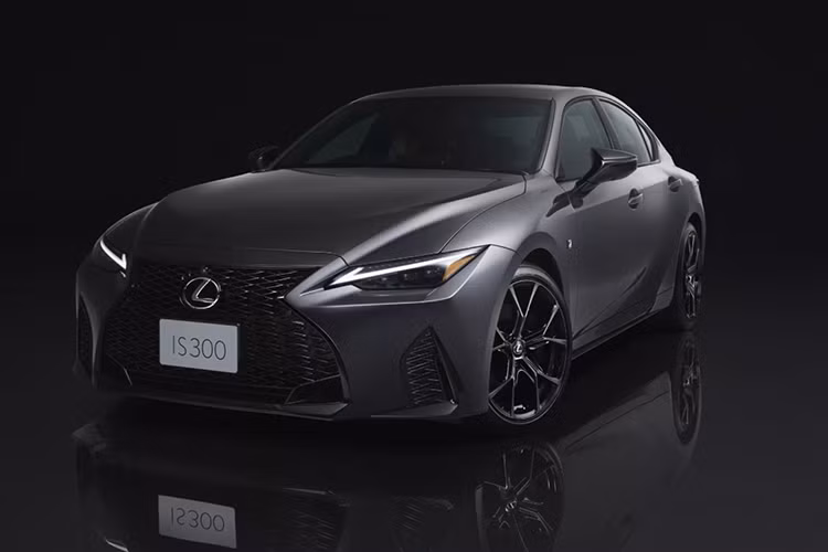  Lexus IS F Sport Mode Black IV 2025 mới là bản nâng cấp đáng chú ý với những thay đổi tinh tế về thiết kế ngoại thất, nội thất và cấu hình động cơ, đi kèm giá bán khởi điểm từ 30.700 USD.