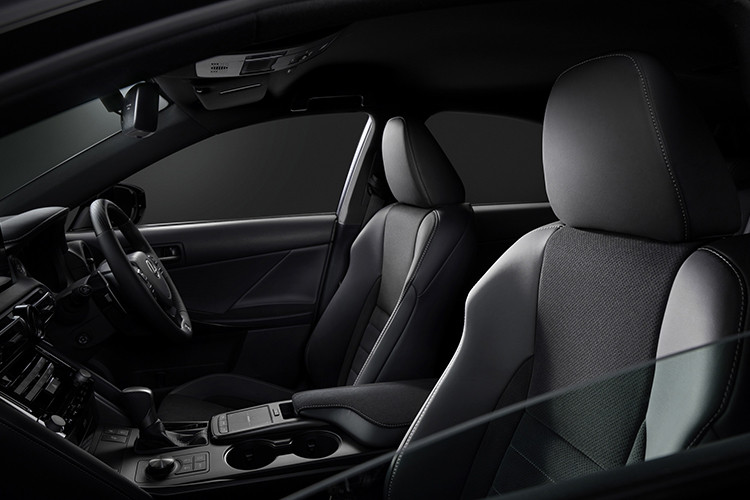 IS300h: Sử dụng hệ truyền động hybrid 2.5L, hướng tới sự tiết kiệm nhiên liệu và thân thiện với môi trường. IS500: Được trang bị động cơ V8 5.0L mạnh mẽ, tập trung vào hiệu suất, kèm theo tùy chọn ghế bọc da màu đen, trắng hoặc đỏ. Tất cả các phiên bản của dòng sedan này đều sử dụng hệ dẫn động cầu sau.