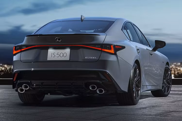 Phiên bản F Sport Mode Black IV của Lexus IS300 và IS300h 2025 gây ấn tượng mạnh mẽ với các chi tiết ngoại thất màu đen. Điểm nhấn nổi bật với bộ mâm xe BBS màu đen mới, kết hợp hoàn hảo với ốp gương chiếu hậu đen. 