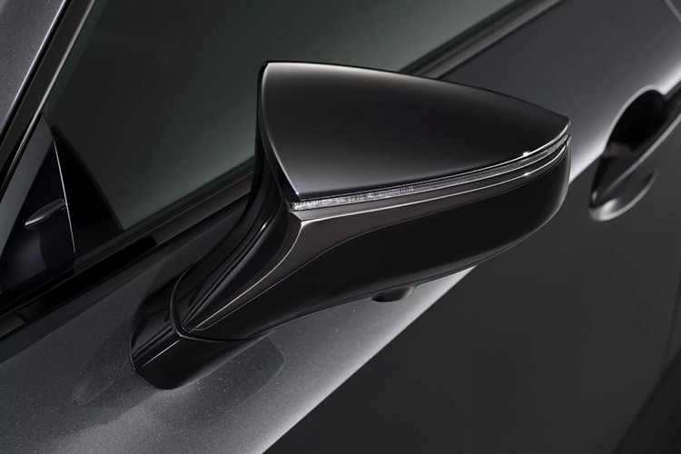 Các chi tiết mạ crôm được phủ lớp màu khói tinh tế, tạo nên sự khác biệt so với phiên bản F Sport Black III trước đó. Thiết kế tổng thể mang lại diện mạo hiện đại, sắc sảo và thể thao hơn, phù hợp với phong cách của dòng F Sport.