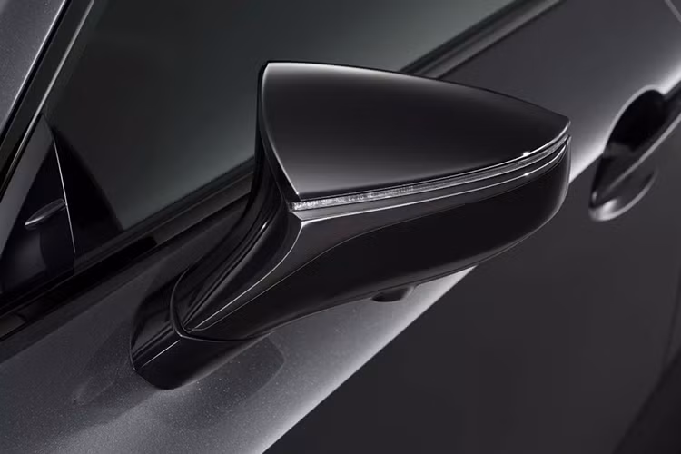 Các chi tiết mạ crôm được phủ lớp màu khói tinh tế, tạo nên sự khác biệt so với phiên bản F Sport Black III trước đó. Thiết kế tổng thể mang lại diện mạo hiện đại, sắc sảo và thể thao hơn, phù hợp với phong cách của dòng F Sport.