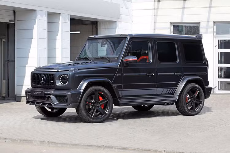 Thông qua hộp số tự động 9 cấp, "ông vua địa hình" Mercedes-AMG G63 có thể tăng tốc từ 0 - 96 km/h trong 4,5 giây, trước khi cán tốc độ tối đa 239 km/h với gói tùy chọn AMG Driver.