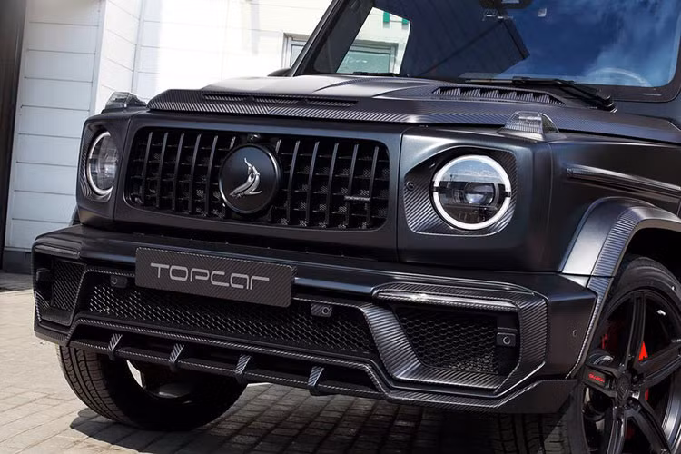Nhìn lại tổng thể chiếc Mercedes-AMG G63 đặc biệt này, xe được phủ màu sơn đen mờ huyền bí, kết hợp mui xe bọc sợi carbon mờ,...