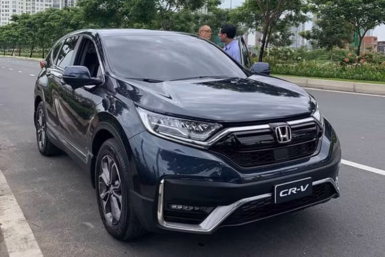 Trước đó, Honda CR-V 2020 đã từng lộ thông tin đăng kiểm với nguồn gốc lắp ráp trong nước. Chính nguồn tin này đã khiến các tín đồ yêu thích mẫu Crossover này như "mở cờ" để chờ đợi một mức giá hấp dẫn hơn so với xe nhập khẩu. Chưa dừng lại ở đó, Honda CR-V CKD mới đây lại tiếp tục lộ diện hoàn toàn. Được biết, xe đang trong quá trình chạy thử nghiệm những công đoạn cuối cùng trước khi chính thức ra mắt.
