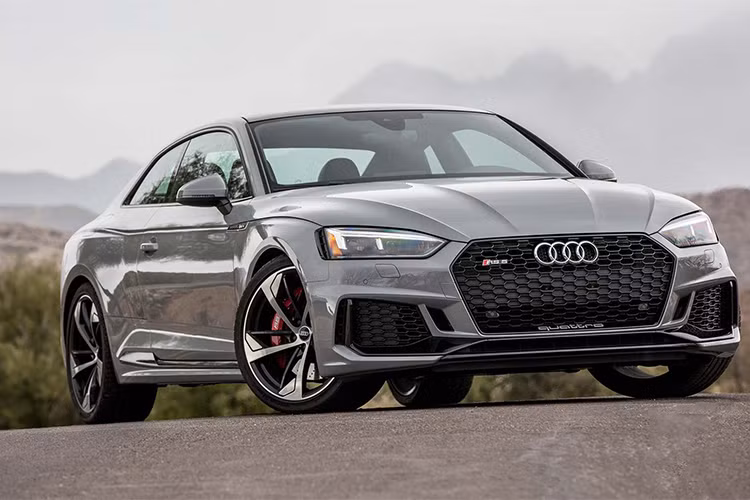 Audi RS5 2018 là chiếc xe mạnh nhất trong ''gia đình'' A5 của Audi với vận tốc cực đại 280 km/h (RS Dynamic). Đây là mẫu coupe đối thủ trực tiếp của: BMW M4 Coupe, Mercedes-AMG C63 S Coupe hay Lexus RC F. 