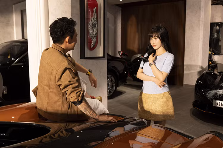 Nhân dịp Tết Nguyên đán, tay chơi siêu xe Minh Nhựa đã bất ngờ chia sẻ hình ảnh cùng vợ chụp trong garage xe, và qua các bức ảnh này, không quá khó để nhận ra siêu phẩm không mui McLaren Elva gần 200 tỷ đồng đã về garage chung với "thần gió" Pagani Huayra.