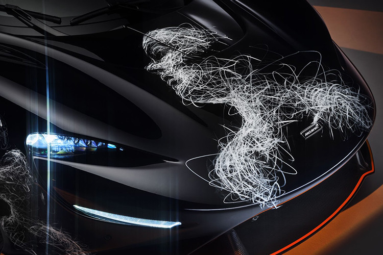 Ngoài thiết kế ấn tượng nhất trong các dòng xe McLaren được sản xuất khi không sở hữu mui xe, cửa sổ, siêu phẩm Elva vẫn được trang bị khối động cơ V8, tăng áp kép, dung tích 4.0 lít tương tự như các siêu xe McLaren 720S , McLaren 720S Spider và cả siêu phẩm hypercar McLaren Senna của Hoàng Kim Khánh.