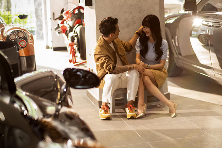 Trên toàn thế giới chỉ có 169 chiếc McLaren Elva được sản xuất và ít nhất 3 xe đã về Đông Nam Á, đều thuộc bản 4 không, tức bỏ luôn kính chắn gió, 1 trong số đó được tiết lộ là Tunku Idris Iskandar Ismail, Hoàng tử bang Johor của Malaysia hay 1 đại gia kín tiếng ở Campuchia.