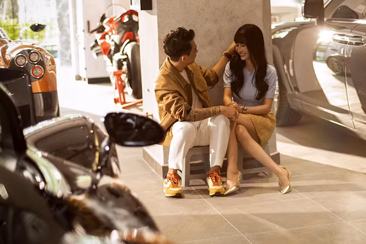 Trên toàn thế giới chỉ có 169 chiếc McLaren Elva được sản xuất và ít nhất 3 xe đã về Đông Nam Á, đều thuộc bản 4 không, tức bỏ luôn kính chắn gió, 1 trong số đó được tiết lộ là Tunku Idris Iskandar Ismail, Hoàng tử bang Johor của Malaysia hay 1 đại gia kín tiếng ở Campuchia.