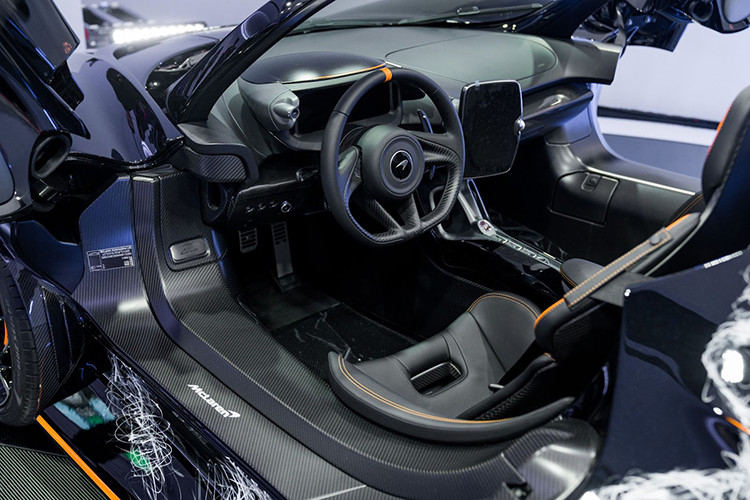 Trái tim này sẽ mang đến công suất tối đa 804 mã lực và mô-men xoắn cực đại 800 Nm cho xe McLaren Elva, toàn bộ nội công của xe sẽ được truyền đến cầu sau thông qua hộp số 7 cấp ly hợp kép.