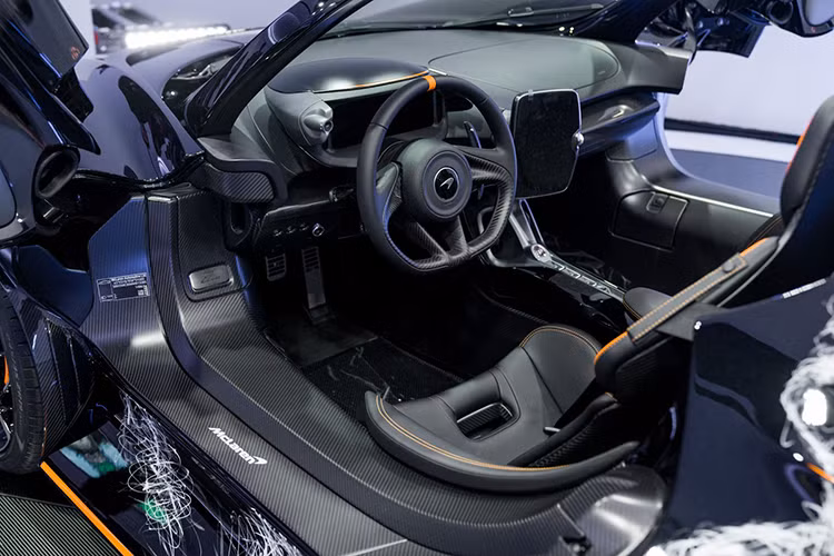 Trái tim này sẽ mang đến công suất tối đa 804 mã lực và mô-men xoắn cực đại 800 Nm cho xe McLaren Elva, toàn bộ nội công của xe sẽ được truyền đến cầu sau thông qua hộp số 7 cấp ly hợp kép.