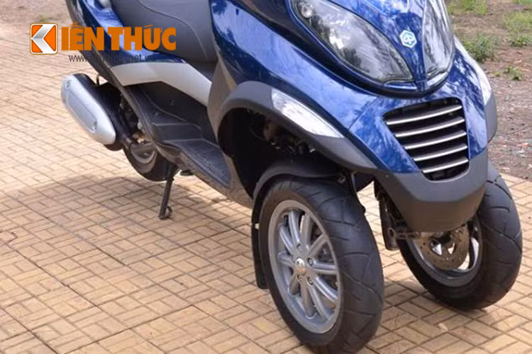 Hai bánh ở phía trước đã mang đến cho Piaggio MP3 một vóc dáng thật lạ mắt và thu hút sự chú ý. Hệ thống phanh đĩa trên MP3 có kích thước lên tới 240 mm. Người lái chỉ cần tác động một lực bằng 80% so với những loại scooter khác.