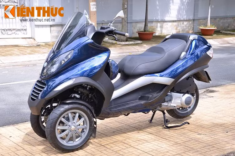 Chiếc Piaggio MP3 250 này thuộc quyền sở hữu của một người chơi xe tại TP HCM, nó mang ngoại hình màu xanh và được chủ sở hữu giữ gìn khá cẩn thận. Các chi tiết trên xe và ngoại hình còn nguyên bản như mới.
