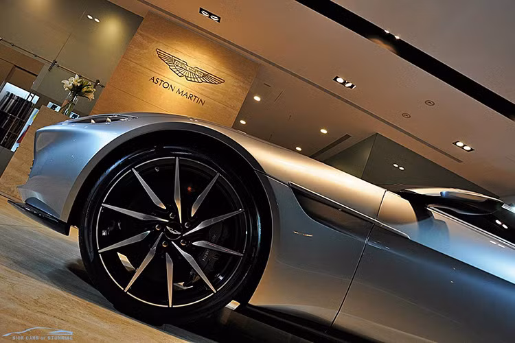 Bên dưới bộ cánh mới là toàn bộ kết cấu của mẫu V8 Vantage với thân xe mang thiết kế khí động học tuyệt đẹp, đi kèm bộ vành xoắn đỉnh cao.