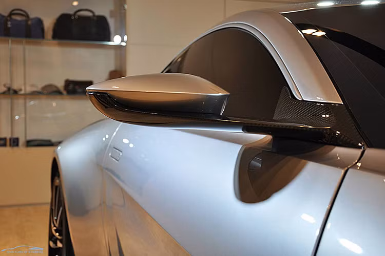 Công ty Anh quốc này không chỉ làm các mô hình để quay các cảnh trong film mà họ đã làm hẳn một chiếc xe hoàn toàn mới trong hình dáng của Aston Martin DB10.