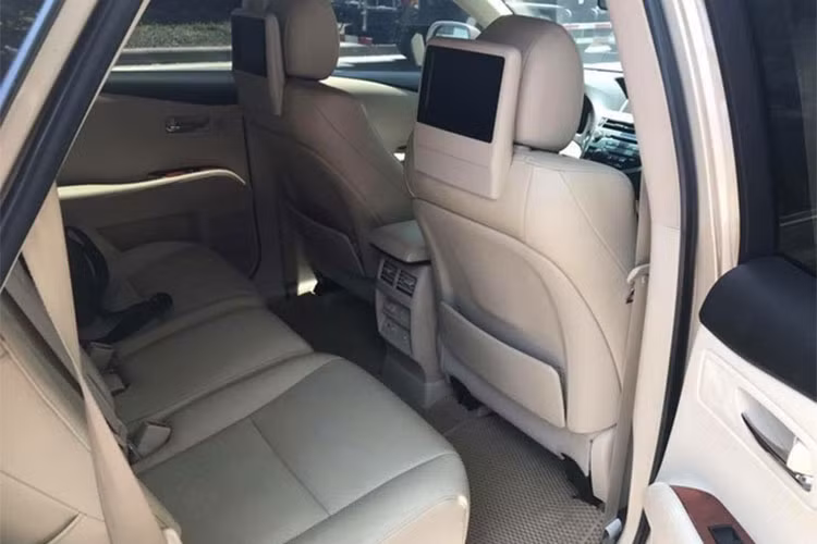 Chiếc xe Lexus RX350 đời 2010 này cũng được trang bị khối động cơ V6 3.5L sản sinh công suất 275 mã lực đi kèm hộp số tự động 6 cấp. Xe sở hữu một số công nghệ an toàn như 6 túi khí, bộ kiểm soát động lực học VDIM, cân bằng điện tử VSC, chống bó cứng phanh ABS, hỗ trợ lên dốc HAC và kiểm soát độ bám đường TAC.