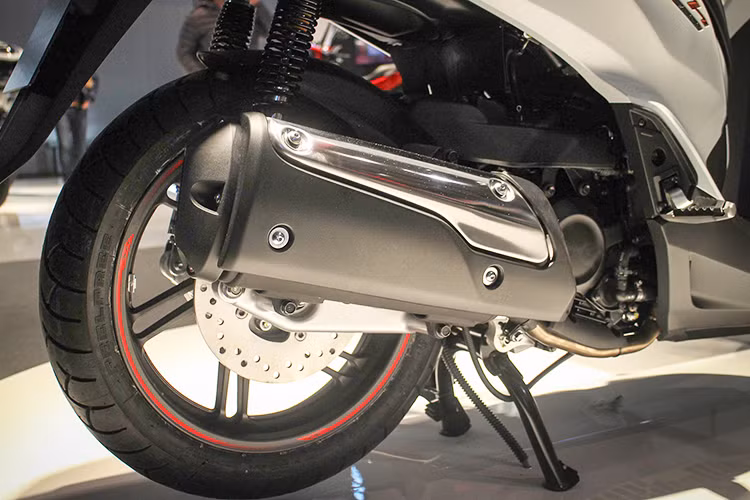 SH300i phiên bản 2017 sở hữu hệ thống giảm xóc dạng ống lồng 35 mm trước, giảm xóc sau lò xo trụ đôi. Ống xả lớn với hai lỗ thải được sơn chống nhiệt màu đen đi kèm ốp kim loại sáng bóng cho tiếng nố mạnh và trầm ấm. Theo hãng xe máy Honda cho biết thì nó đã được kiểm định đạt tiêu chuẩn khí thải Euro4.