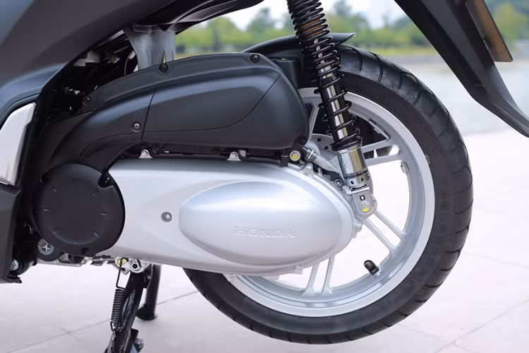 SH300i ABS 2017 sẽ sử dụng khối động cơ xi-lanh đơn, dung tích 279cc, làm mát bằng chất lỏng, tích hợp hệ thống phun xăng điện tử PGM FI, công suất 25,2 mã lực tại 7.500 vòng/phút, mô-men xoắn cực đại 25,5 Nm tại 5.000 vòng/phút. Trong khi trên mẫu cũ là 27,2 mã lực tại 8.500v/ph và mô-men xoắn 26,5Nm tại 6.000v/ph.