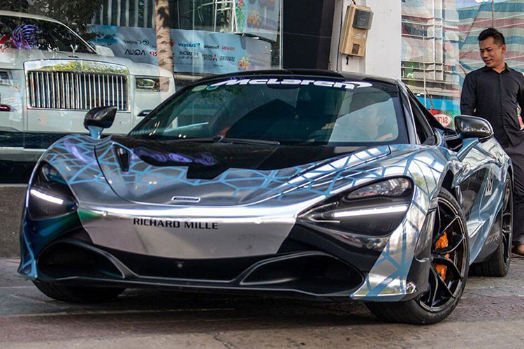 Binz & Soobin Hoang Son do dang Lamborghini Aventador SVJ 