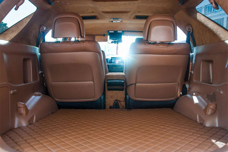 Chủ nhân của chiếc xe này đã loại bỏ hàng ghế thứ 3 để ưu tiên không gian để hàng hóa hơn là để chở theo nhiều người. Việc tăng không gian này thích hợp để đem theo hàng hoá cho những chuyến đi xa.