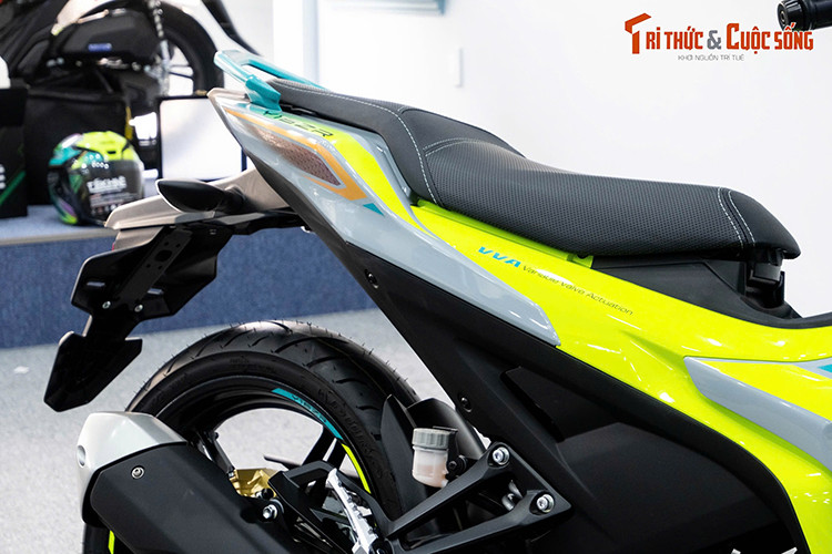 Cả hai bánh đều trang bị phanh đĩa, đi kèm hệ thống phanh 2 piston ở bánh trước và kẹp thủy lực đơn ở bánh sau, đảm bảo khả năng phanh an toàn.