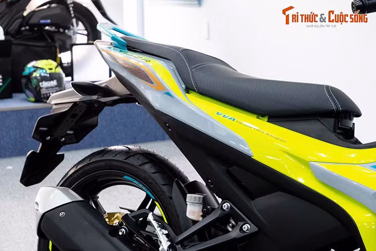 Cả hai bánh đều trang bị phanh đĩa, đi kèm hệ thống phanh 2 piston ở bánh trước và kẹp thủy lực đơn ở bánh sau, đảm bảo khả năng phanh an toàn.