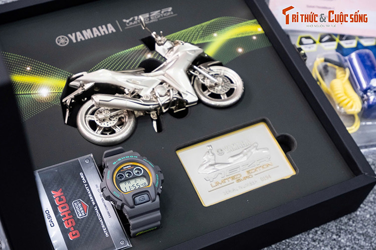 Y16ZR 6MRO được trang bị màn hình kỹ thuật số với khả năng kết nối Bluetooth với smartphone, giúp người lái dễ dàng theo dõi thông tin xe và nhận thông báo. Hai bên tay lái tích hợp đầy đủ các nút điều khiển như chuyển đổi đèn pha/cos, khởi động xe và đèn báo rẽ.