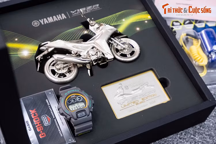 Y16ZR 6MRO được trang bị màn hình kỹ thuật số với khả năng kết nối Bluetooth với smartphone, giúp người lái dễ dàng theo dõi thông tin xe và nhận thông báo. Hai bên tay lái tích hợp đầy đủ các nút điều khiển như chuyển đổi đèn pha/cos, khởi động xe và đèn báo rẽ.