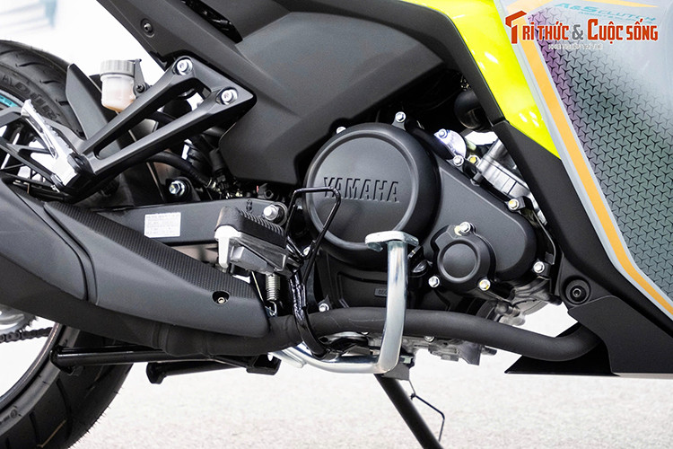 Khi mua xe côn tay Yamaha Y16ZR 6MRO, khách hàng còn nhận được bộ quà tặng độc quyền gồm: Mũ bảo hiểm, Mô hình kim loại, Khóa chống trộm, Thẻ chứng nhận phiên bản giới hạn, Đồng hồ G-Shock có số thứ tự trùng với xe. 