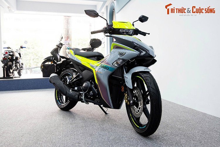 Thương hiệu xe máy Nhật Bản vừa ra mắt phiên bản Yamaha Y16ZR 6MRO đặc biệt nhằm kỷ niệm dấu mốc 6 triệu xe bán ra tại Malaysia. Đây là dòng xe côn tay có thông số tương đương với Yamaha Exciter đang bán ra tại Việt Nam.