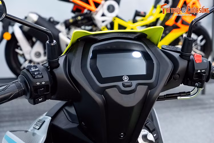 Yamaha Y16ZR 6MRO 2025 mới sở hữu diện mạo góc cạnh, mạnh mẽ, mang đậm phong cách thể thao. Xe có phối màu đặc biệt xám – xanh dương – neon, tạo hiệu ứng nổi bật trên đường phố. Theo Yamaha, lớp sơn trên xe có thể thay đổi màu sắc theo từng góc độ ánh sáng, giúp chiếc xe luôn cuốn hút.