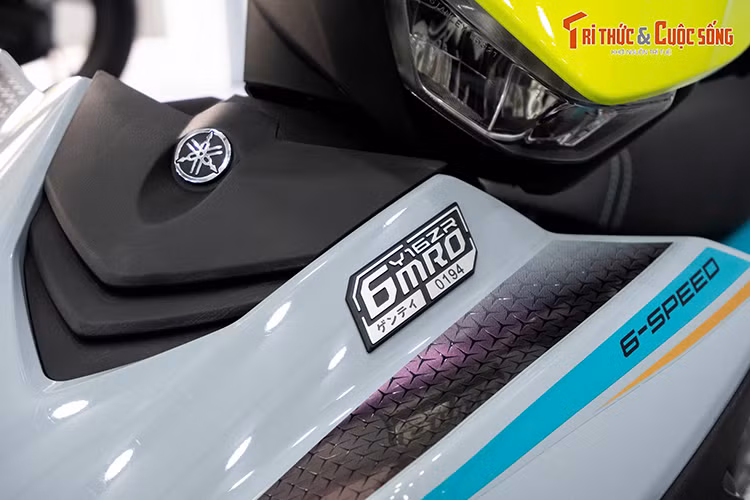 Kích thước tổng thể của xe lần lượt là 1.975 x 665 x 1.085 mm, với chiều dài cơ sở 1.290 mm, tương đương với bản tiêu chuẩn Y16ZR ABS. Bộ mâm kích thước 17 inch được dán decal màu sắc đồng bộ với thân xe.