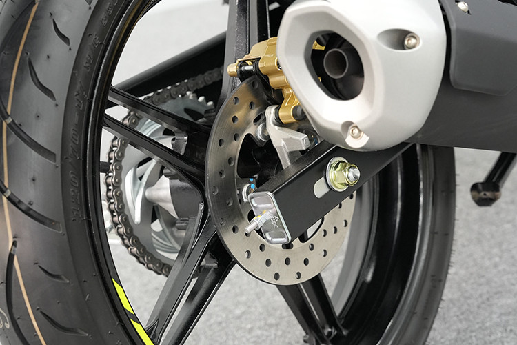 Giá xe Yamaha Y16ZR 6MRO tại Việt Nam dự kiến khoảng trên 160 triệu đồng, cao hơn đáng kể so với các mẫu xe côn tay phổ thông như: Honda Winner X (từ 38,5 triệu đồng), Yamaha Exciter (từ 50,8 triệu đồng). Ở mức giá này, người dùng có thể cân nhắc các dòng xe phân khối lớn như Yamaha YZF R3, MT-03, Honda CB350 H'ness... Điều này khiến Y16ZR 6MRO trở thành lựa chọn mang tính sưu tầm hơn là thực dụng.