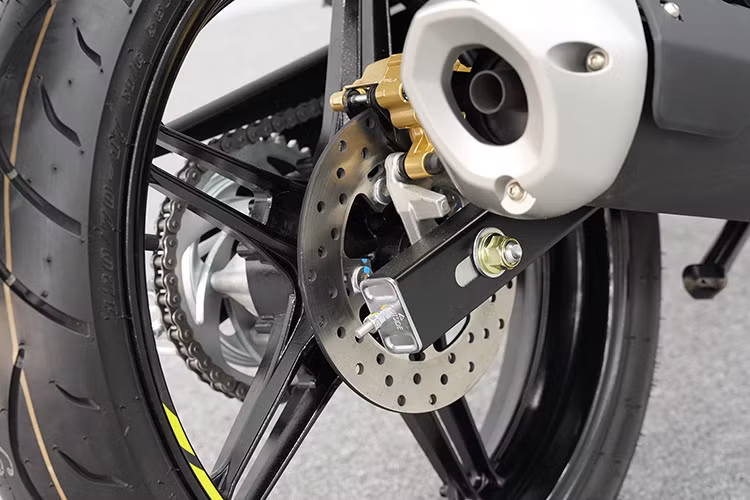 Giá xe Yamaha Y16ZR 6MRO tại Việt Nam dự kiến khoảng trên 160 triệu đồng, cao hơn đáng kể so với các mẫu xe côn tay phổ thông như: Honda Winner X (từ 38,5 triệu đồng), Yamaha Exciter (từ 50,8 triệu đồng). Ở mức giá này, người dùng có thể cân nhắc các dòng xe phân khối lớn như Yamaha YZF R3, MT-03, Honda CB350 H'ness... Điều này khiến Y16ZR 6MRO trở thành lựa chọn mang tính sưu tầm hơn là thực dụng.