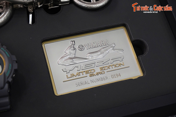 Xe sử dụng chìa khóa thông minh với ổ khóa được đặt bên phải, tích hợp nút mở cốp tiện lợi. Ngoài ra, xe còn được trang bị cổng sạc tẩu thuốc ở bên trái, hỗ trợ sạc các thiết bị điện tử khi di chuyển.