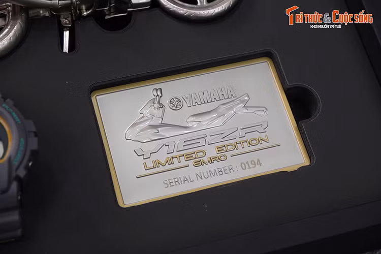 Xe sử dụng chìa khóa thông minh với ổ khóa được đặt bên phải, tích hợp nút mở cốp tiện lợi. Ngoài ra, xe còn được trang bị cổng sạc tẩu thuốc ở bên trái, hỗ trợ sạc các thiết bị điện tử khi di chuyển.