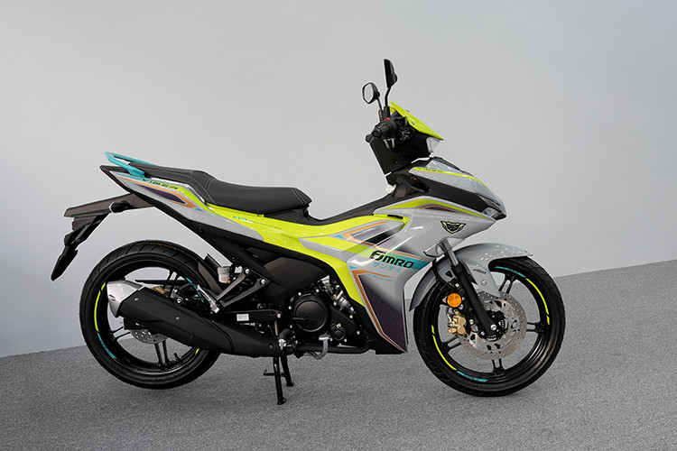 Mẫu xe côn tay Yamaha Y16ZR tại Việt Nam này được sản xuất giới hạn 3.000 chiếc trên toàn cầu, mỗi xe đều được đánh số thứ tự trùng với số khung và tem xe, tạo sự độc đáo và giá trị sưu tầm.