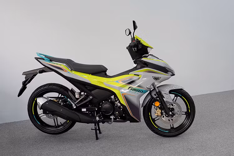 Mẫu xe côn tay Yamaha Y16ZR tại Việt Nam này được sản xuất giới hạn 3.000 chiếc trên toàn cầu, mỗi xe đều được đánh số thứ tự trùng với số khung và tem xe, tạo sự độc đáo và giá trị sưu tầm.