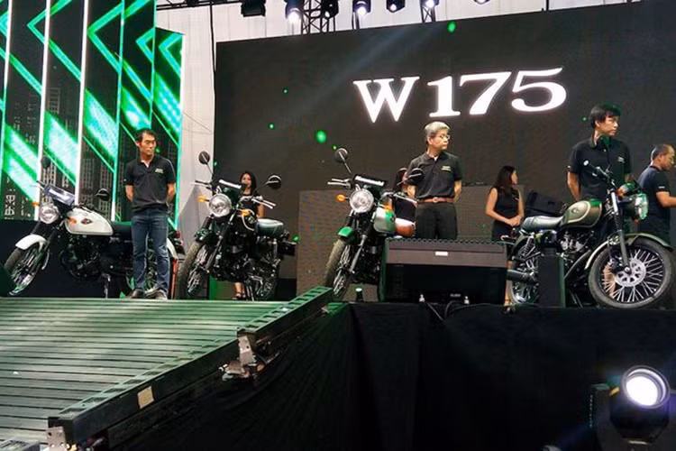 Vào ngày 18/11/2017 vừa qua, tại lễ hội Kawasaki Bike Week 2017 được tổ chức tại Indonesia, mẫu xe môtô hoài cổ này đã chính thức ra mắt với tên gọi Kawasaki W175. Những hình ảnh mới nhất cho thấy, mẫu xe môtô Kawasaki W175 mới này có thiết kế khá tương đồng với Estrella.
