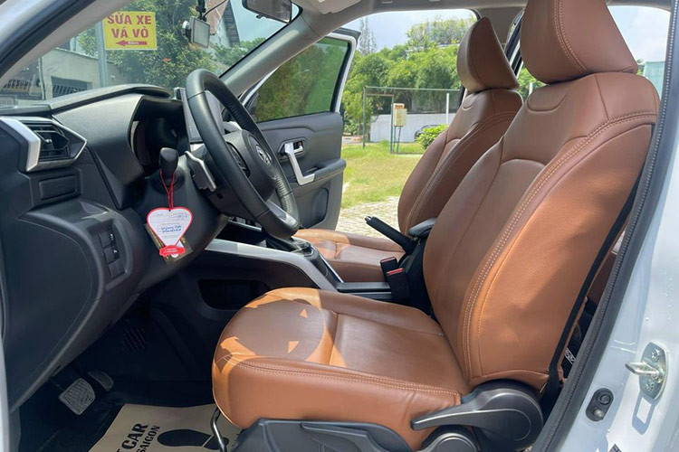 Toyota Raize được người sử dụng đánh giá cao về trang bị tiện nghi cũng như tính năng an toàn. Xe trang bị cảnh báo điểm mù, cho phép tài xế nhận diện những nguy hiểm khi xe vận hành trên đường và rơi vào điểm không thể quan sát bằng mắt thường. Tính năng này hữu ích khi di chuyển trong khu đô thị, thành phố lớn.