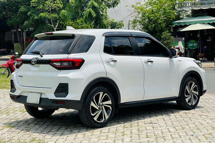 Theo ý kiến từ người dùng, Toyota Raize hiện nay không còn giữ được độ HOT như thời điểm vừa ra mắt do phân khúc có thêm một số lựa chọn mới như Hyundai Venue, Vinfast VF5 bên cạnh KIA Sonet. Thêm nữa, thị trường xe mới ảm đạm, việc các đại lý và hãng xe điều chỉnh giảm giá, tăng ưu đãi cũng làm cho người dùng khó định giá xe cũ. 
