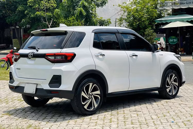 Theo ý kiến từ người dùng, Toyota Raize hiện nay không còn giữ được độ HOT như thời điểm vừa ra mắt do phân khúc có thêm một số lựa chọn mới như Hyundai Venue, Vinfast VF5 bên cạnh KIA Sonet. Thêm nữa, thị trường xe mới ảm đạm, việc các đại lý và hãng xe điều chỉnh giảm giá, tăng ưu đãi cũng làm cho người dùng khó định giá xe cũ. 